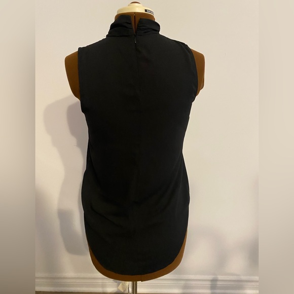 🖤ROSE +OLIVE🖤Black sleeveless blouse in XS.Beautiful detail on the neck. - Picture 5 of 12